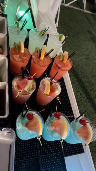 Bartenders y meseros