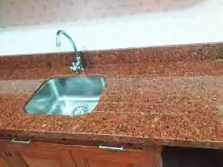 GRANITO ROJO BRASILIA: EL COLOR QUE CONVIERTE UNA SUPERFICIE EN PROTAGONISTA