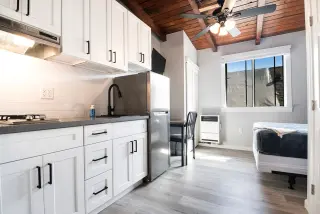 Estudio Amueblado en Cordova St $1,146 - Servicios Incluidos