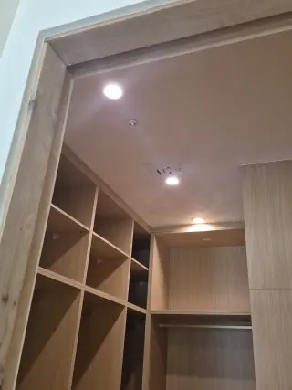 Interior de Cocina Moderna con Iluminación Elegante