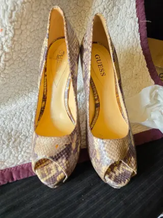 Elegantes Tacones de Encaje Guess - Perfectos para Cualquier Ocasión