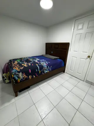Cuarto con bano privado  disponible para Sra/Srta.