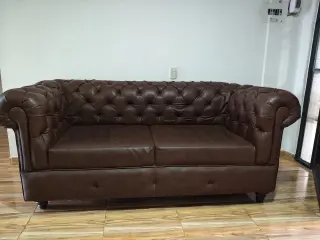 Hermosa sala en cuero y cama de madera roble