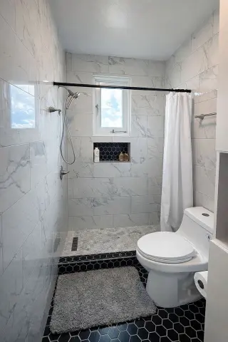 Encantadora casa renovada de dos niveles, a solo unos pasos de la calle Loíza.