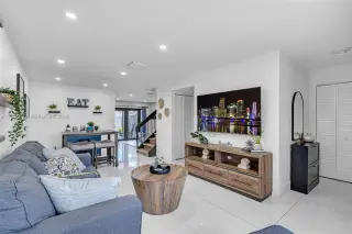 Se Renta Towhouse, totalmente renovado y listo para habitar.