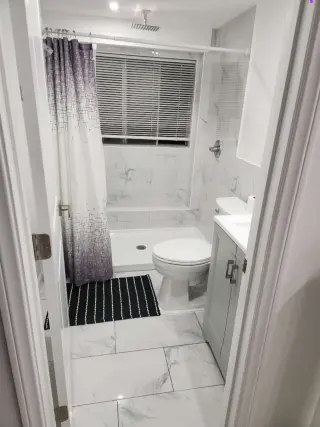 SE ALQUILA HABITACIÓN CON BAÑO PRIVADO...