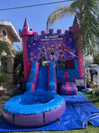 Castillo Inflable Temático de K-Pop con Tobogán