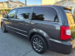CRYSLER TOWN AND COUNTRY  S
