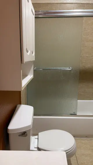 Habitación Vacía con Sillas Disponible para Alquilar