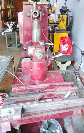 Otro taller  Rectificador de Motores Casi Completo