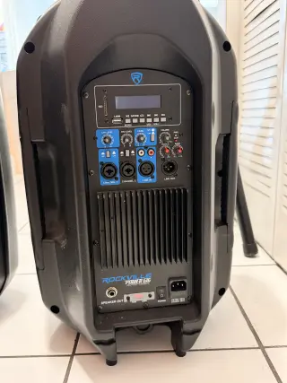 Altavoces portátil marca rockville precio $180