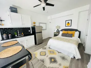 Renovated Studio Near DTLA + Gated Parking