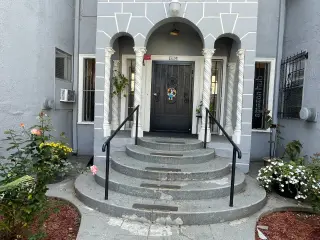 Renovated Studio Hilltop Views | Great Walk Score | Best Value