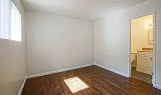 Este espacioso apartamento en Walnut CA cuenta con un dormitorio y un baño.