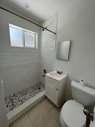 Una casa muy linda de un dormitorio y un baño, bañada por el sol