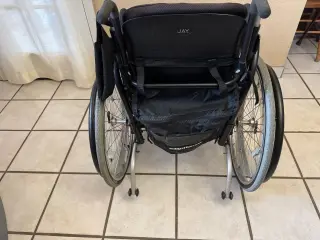 Silla de ruedas para personas de la tercera edad