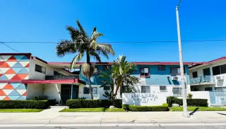 2 Bed / 1 Bath Apartment with Parking – Gated Community!