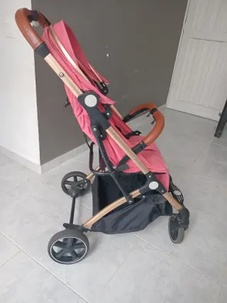 Carriola Elegante y Funcional con Bolsa de Pañales