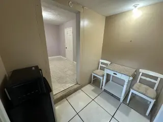 $750=AMPLIO CUARTO CON BAÑO INDEPENDIENTES DE CENTRICA CASA CERCA DE TODO