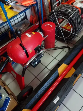 Destapador eléctrico de drenajes marca JF Super Compacto y Eficiente.