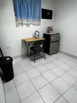 Cuarto con bano privado  disponible para Sra/Srta.