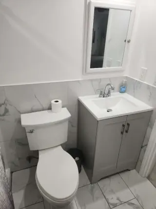 SE ALQUILA HABITACIÓN CON BAÑO PRIVADO...