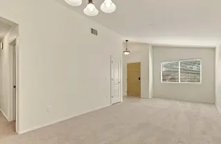 Bright & Sunny Home Ready to Move In