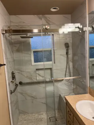 Renovación de Baño Moderno con Características Elegantes