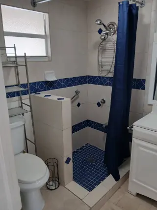 Habitación amoblada independiente.