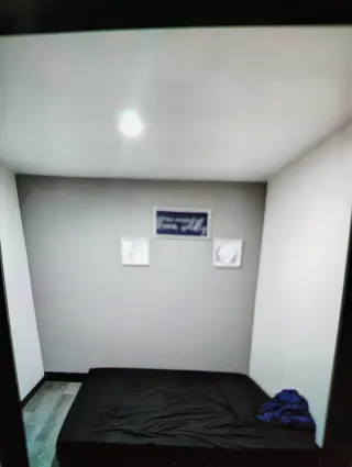 Hola tengo una recamara en renta por $459