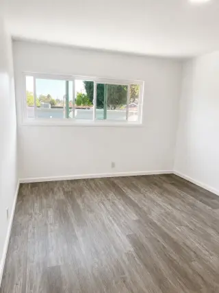 CASA TRASERA 2 RECÁMARAS / 1 BAÑO – 1,100 FT² – PATIO CUBIERTO – $2,850