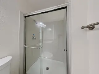 3 dormitorios, 2 baños, listo para habitar.