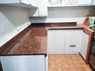 GRANITO ROJO BRASILIA: EL COLOR QUE CONVIERTE UNA SUPERFICIE EN PROTAGONISTA