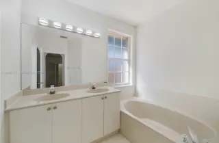 con 3 dormitorios y 2 baños, techos altos, arcos