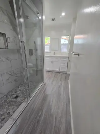 Venga a ver esta hermosa casa recién renovada.