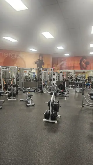 (Janitor) TRABAJA EN LA FITNESS Y ENTRENA GRATIS! (Part-Time) Limpieza