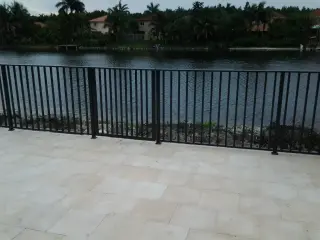 Instalador de cercas con licencia de manejar.