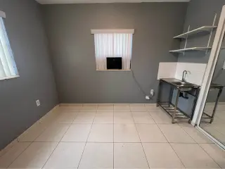 Habitación para UNA SOLA PERSONA**, con baño compartido y mini fregadero