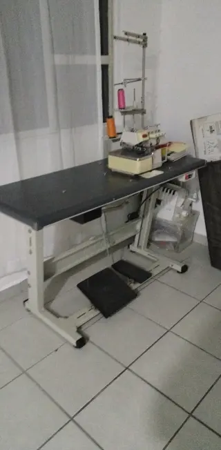 Máquina de Coser Industrial con Mesa
