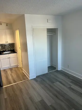 NEWLY RENOVATED BACHELOR UNIT WITH A/C, AVAILABLE NOW!!!!