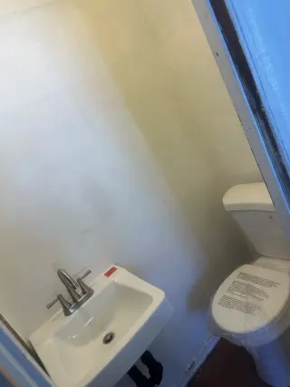 Se renta cuarto con baño y salida independiente