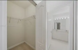 con 3 dormitorios y 2 baños, techos altos, arcos