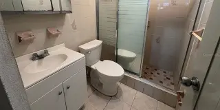 Esta propiedad cuenta con 3 dormitorios y 1 baño.