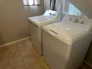 Look at this beautiful Condo! Full 2 Bedrooms 1 full bath