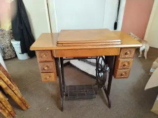Máquina de Coser Singer Vintage con Mesa