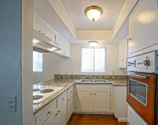 Este espacioso apartamento en Walnut CA cuenta con un dormitorio y un baño.