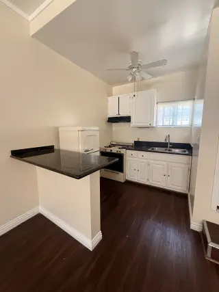 Studio con entrada privada, baño y pequeña cocina.