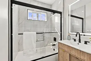 🏡 FOR RENT – 10216 Owensmouth Avenue, Chatsworth