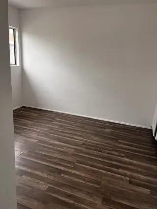 Apartamento de dos recâmaras em segundo piso