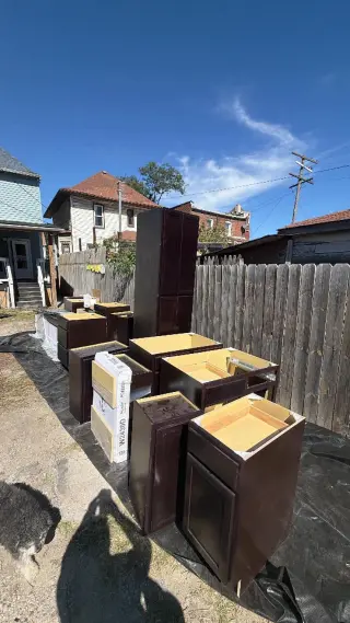 Sale of kitchen furniture with 8 cabinets.